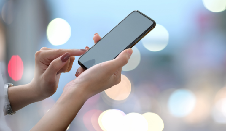 スマホを持つ手
